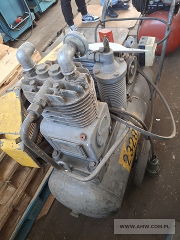 Wyposażenie warsztatowe - pakiet zawierający 10 poz. asort. (wg oddzielnego wykazu), w tym m.in.: agregat sprężarkowy, montażownica BOXER KING 100, wiertarka stołowa, urządzenia rolkowe RH-30E itp. 